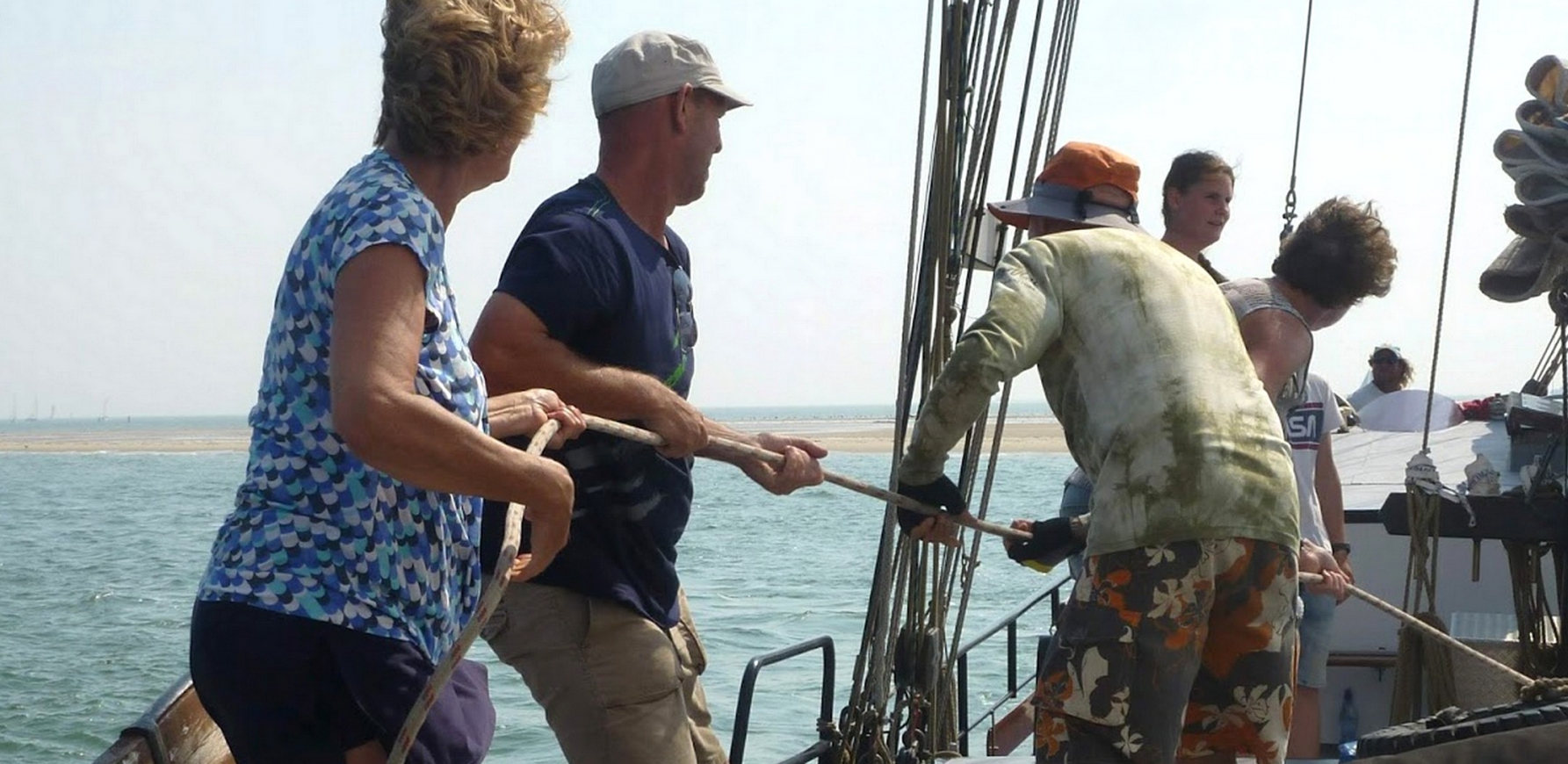 Actief zeilen aan boord van een traditioneel zeilschip op de Waddenzee of het IJsselmeer