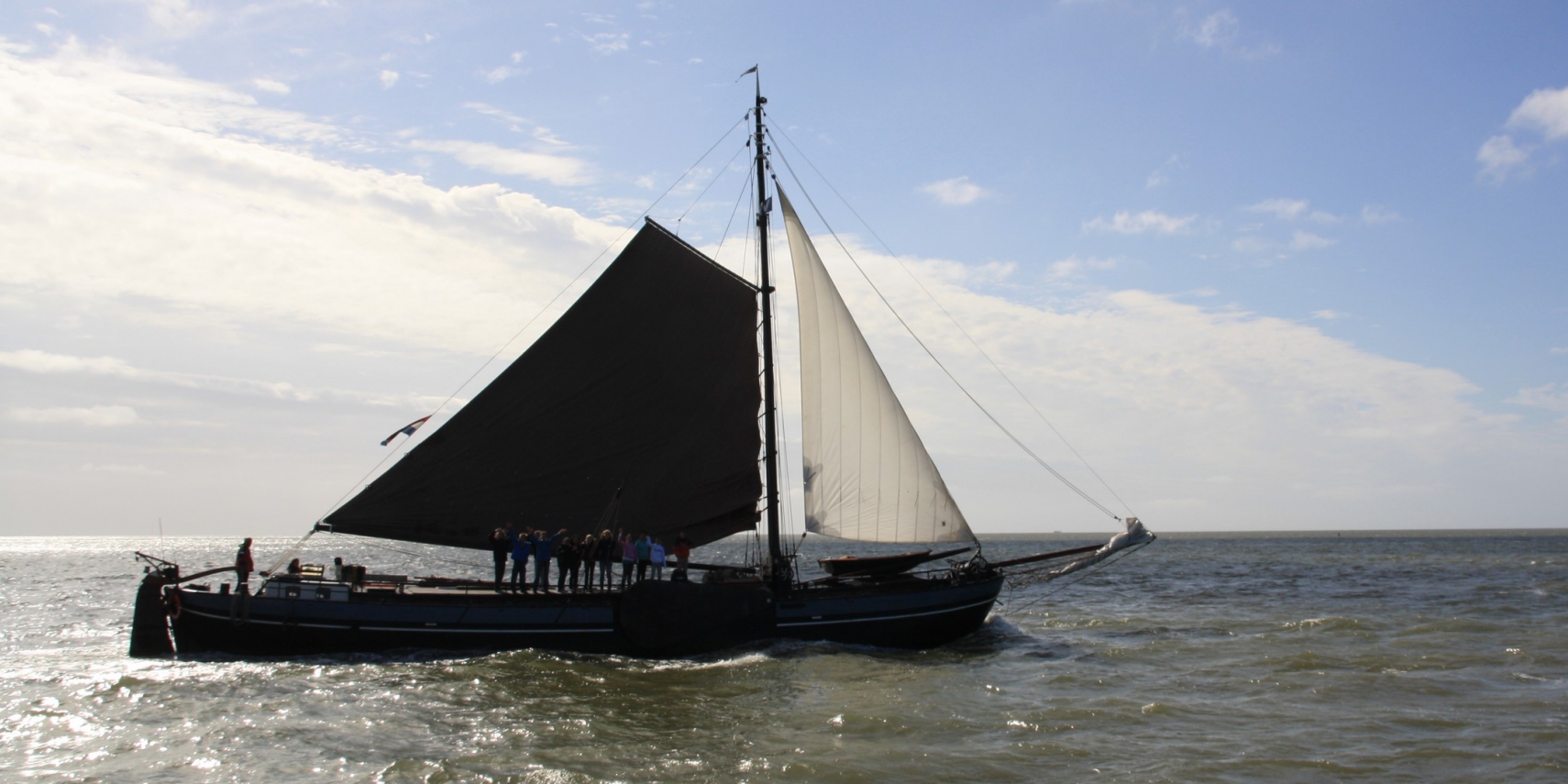 Schip Marinde onder zeil op het IJsselmeer