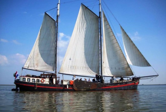 Vol zeil op de Waddenzee aan boord van de Klipper Anna